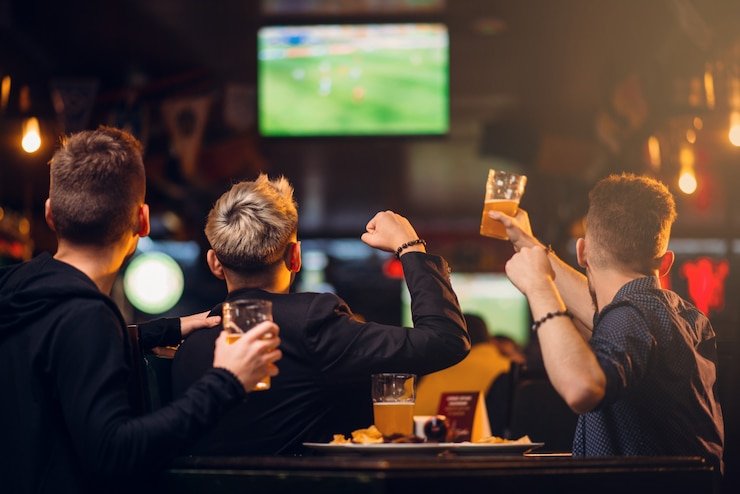 Filipino sports fans watching live betting odds on p666 platform